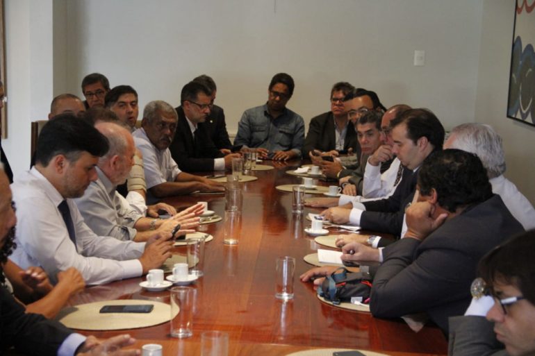 MP contra os sindicatos pode ser alterada, acertam Maia e centrais